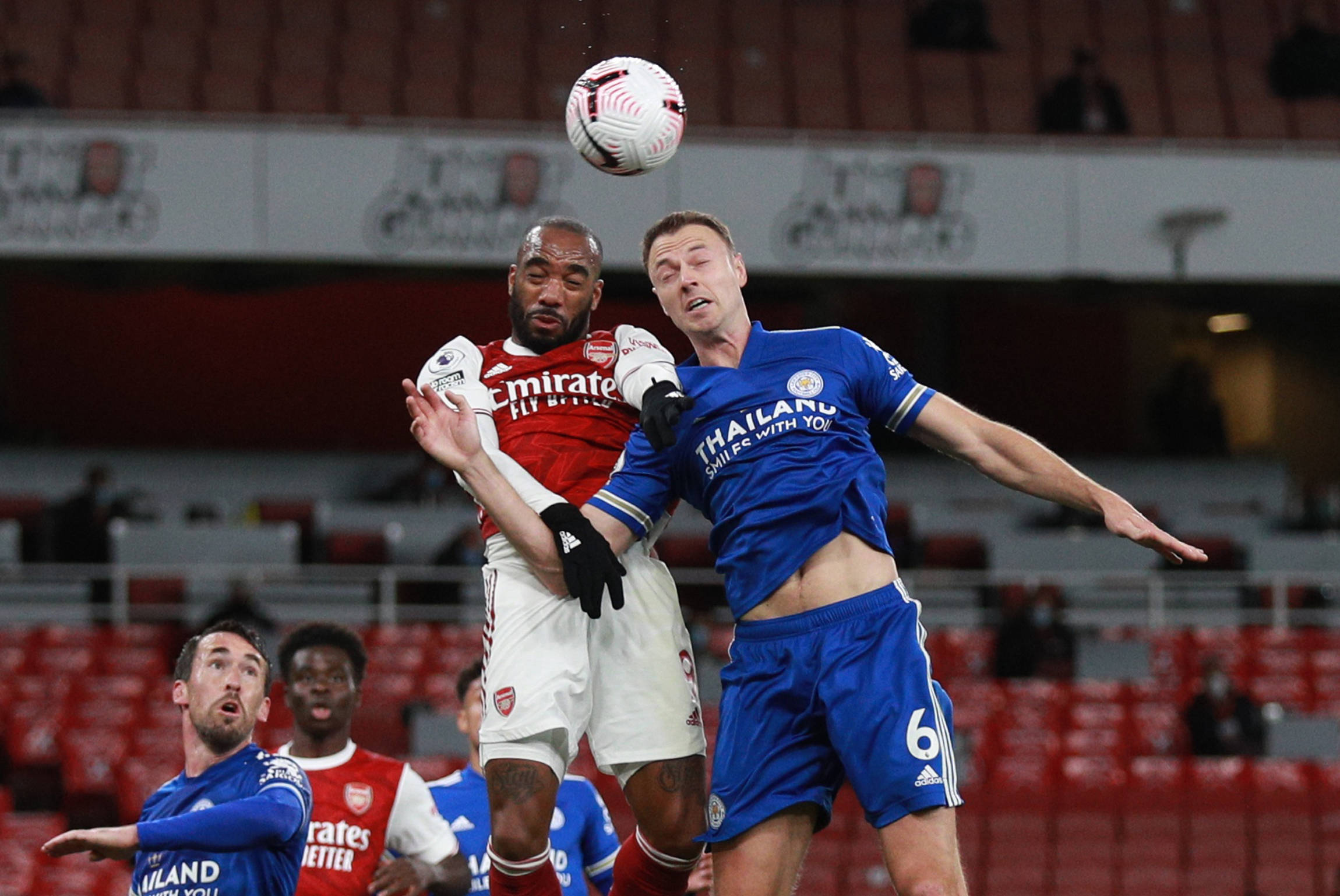 她不断通过 她不断通过